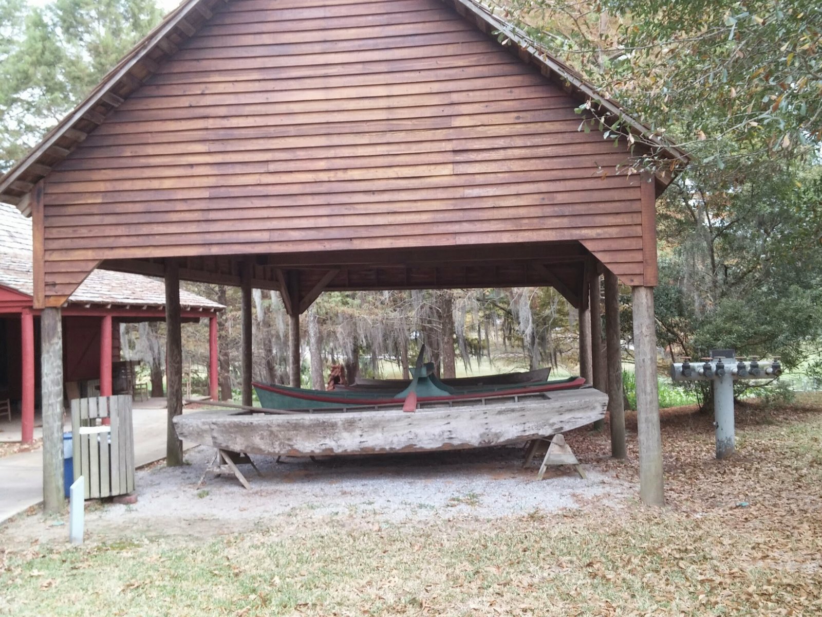 A pirogue sheltered at the Village